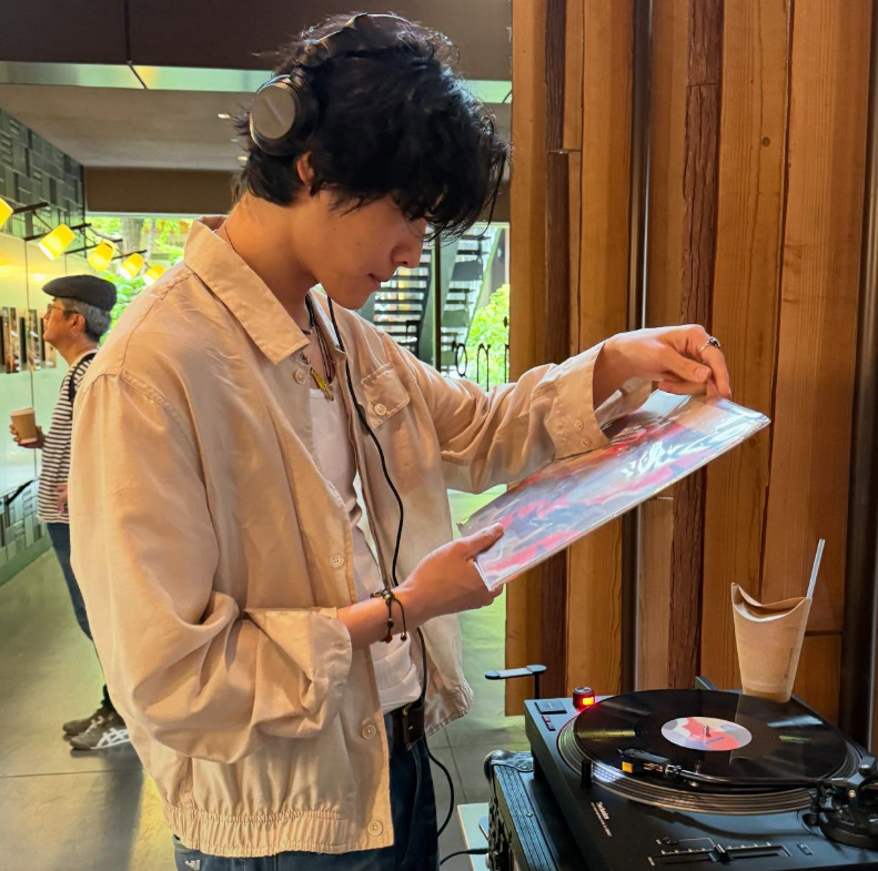 Leon dengan headphones sedang memilih piringan hitam